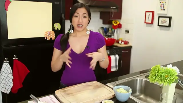 'Video thumbnail for Pork Stock _ Glass Noodle Soup Recipe แกงจืดวุ้นเส้น - Hot Thai Kitchen(720P_HD)'