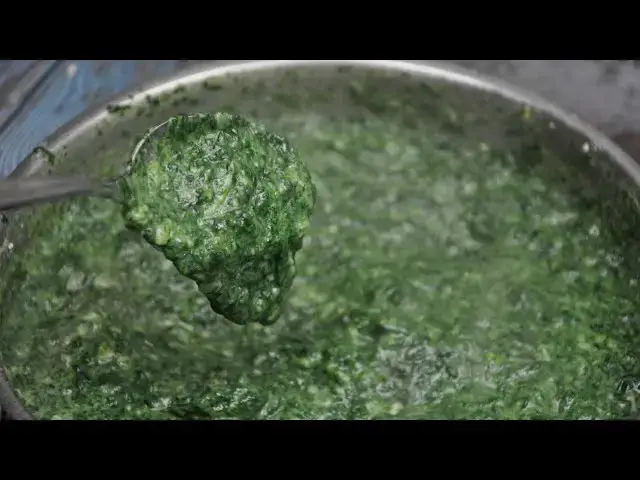 Video thumbnail for Piure de spanac cu lapte si usturoi, cremos si savuros 🍃🍃