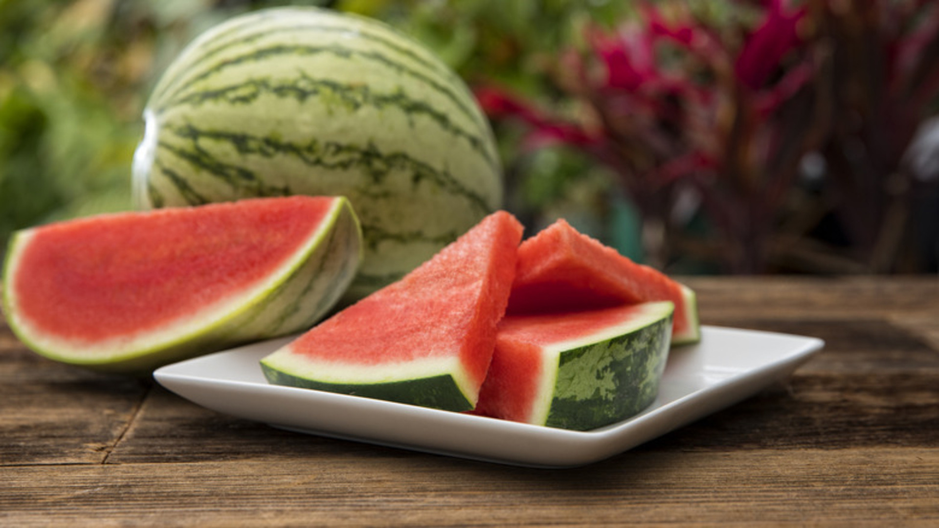 Video thumbnail for What A Watermelon's Shape Reveals About Its Taste & Texture