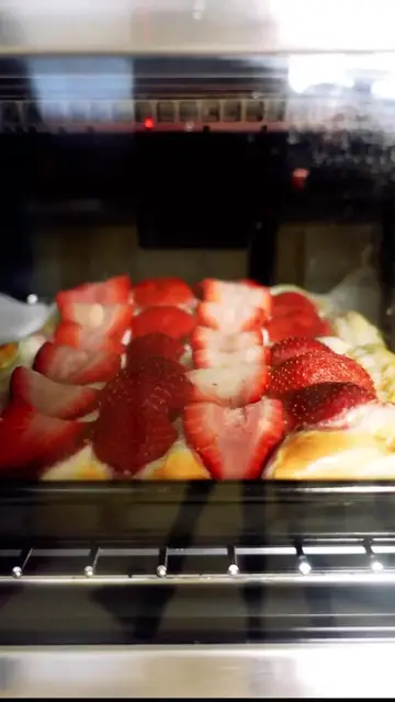 'Video thumbnail for STRAWBERRIES AND CREAM PUFF PASTRY'