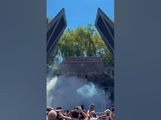 Video thumbnail for Darth Vader Arrives | Star Wars: Galaxy's Edge 🖤🌑