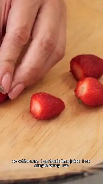 Video thumbnail for strawberry daiquiri recipe