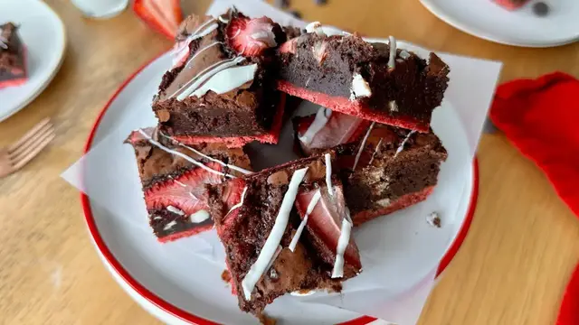 Video thumbnail for Double Decker Chocolate Strawberry Brownies Recipe