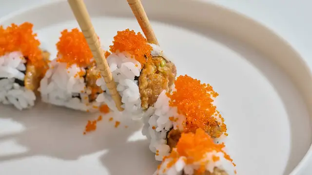 Video thumbnail for Classic Spicy Tuna Roll Recipe