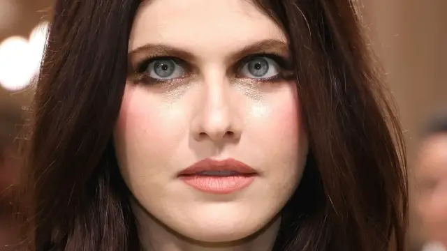 'Video thumbnail for Iconic Moments That Make Us Love Alexandra Daddario Even More'