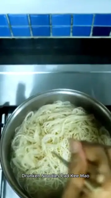 'Video thumbnail for drunken noodle recipe'