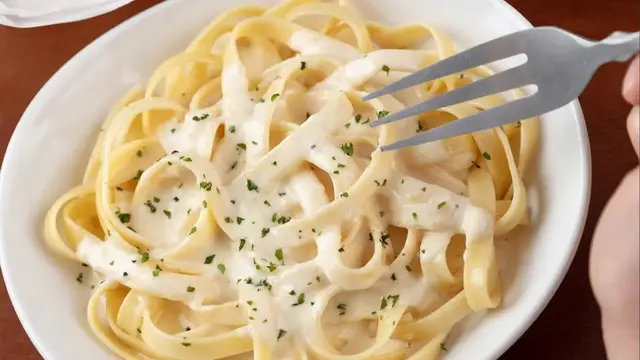 'Video thumbnail for Never Order Fettuccine Alfredo At Olive Garden. Here's Why'