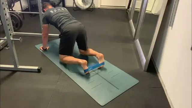 Video thumbnail for تمرين الرفص (ركلات الحمير) Donkey Kicks ممتدة باستخدام شريط أو حزام مطاطي لشد المؤخرة