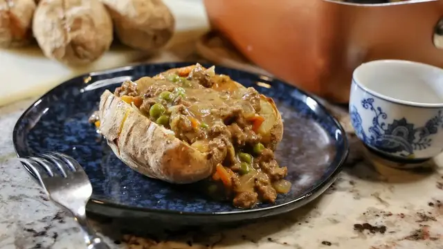 'Video thumbnail for Beefy English Jacket Potatoes Recipe'