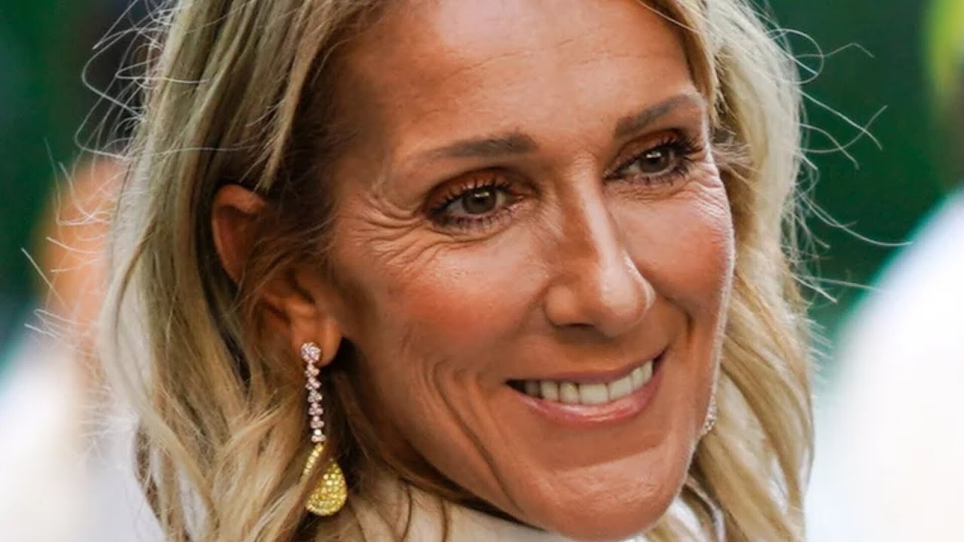 Video thumbnail for Seriously Outrageous Outfits Worn By Celine Dion