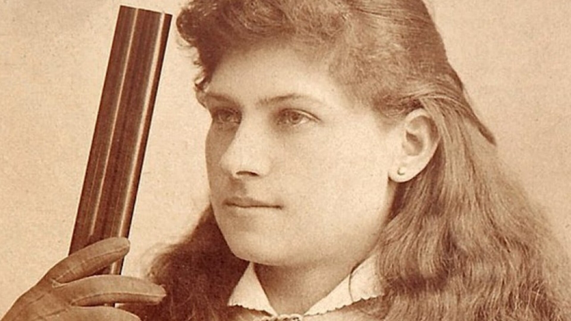 Video thumbnail for The Tragic Story Behind The Legend Of Annie Oakley