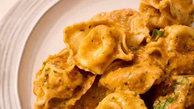 Video thumbnail for Tomato Pesto Tortellini Recipe
