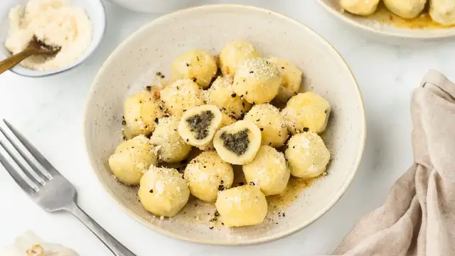 Video thumbnail for Cheesy Mushroom-Stuffed Gnocchi Recipe