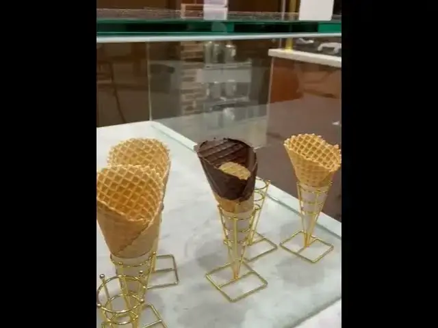 Video thumbnail for Ghirardelli Chocolate & Ice-cream Outlet in Chicago | Live Video from Ghirardelli Shop