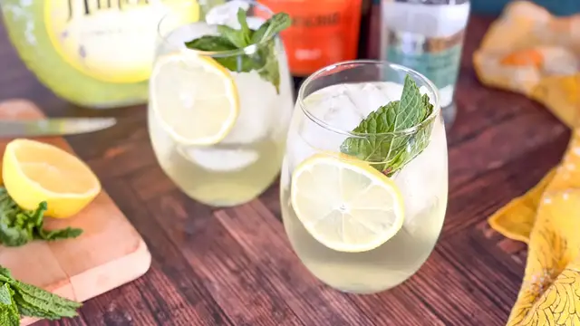 Video thumbnail for Limoncello Amalfi Spritz Recipe