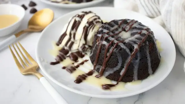 'Video thumbnail for Copycat Applebee's Triple Chocolate Meltdown Recipe'