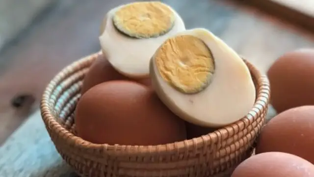 Video thumbnail for The Real Reason Why Your Boiled Eggs Turn Green