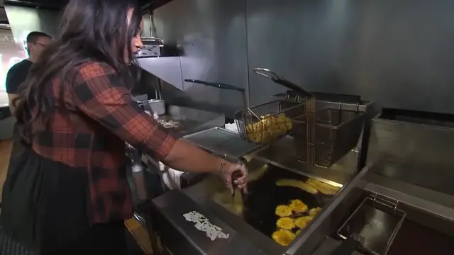 Video thumbnail for Classic Chicago Foods You Need To Try Before You Die