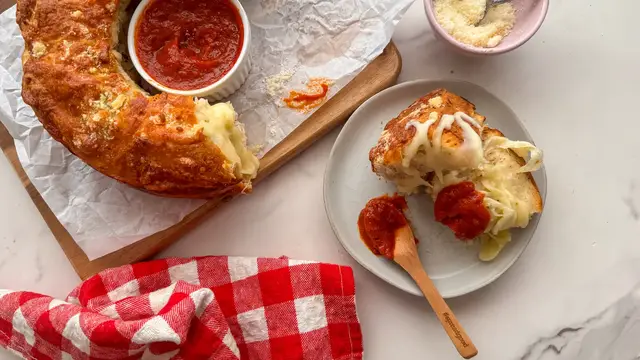 Video thumbnail for Easy, Cheesy Pizza Pull-Apart Bread Recipe