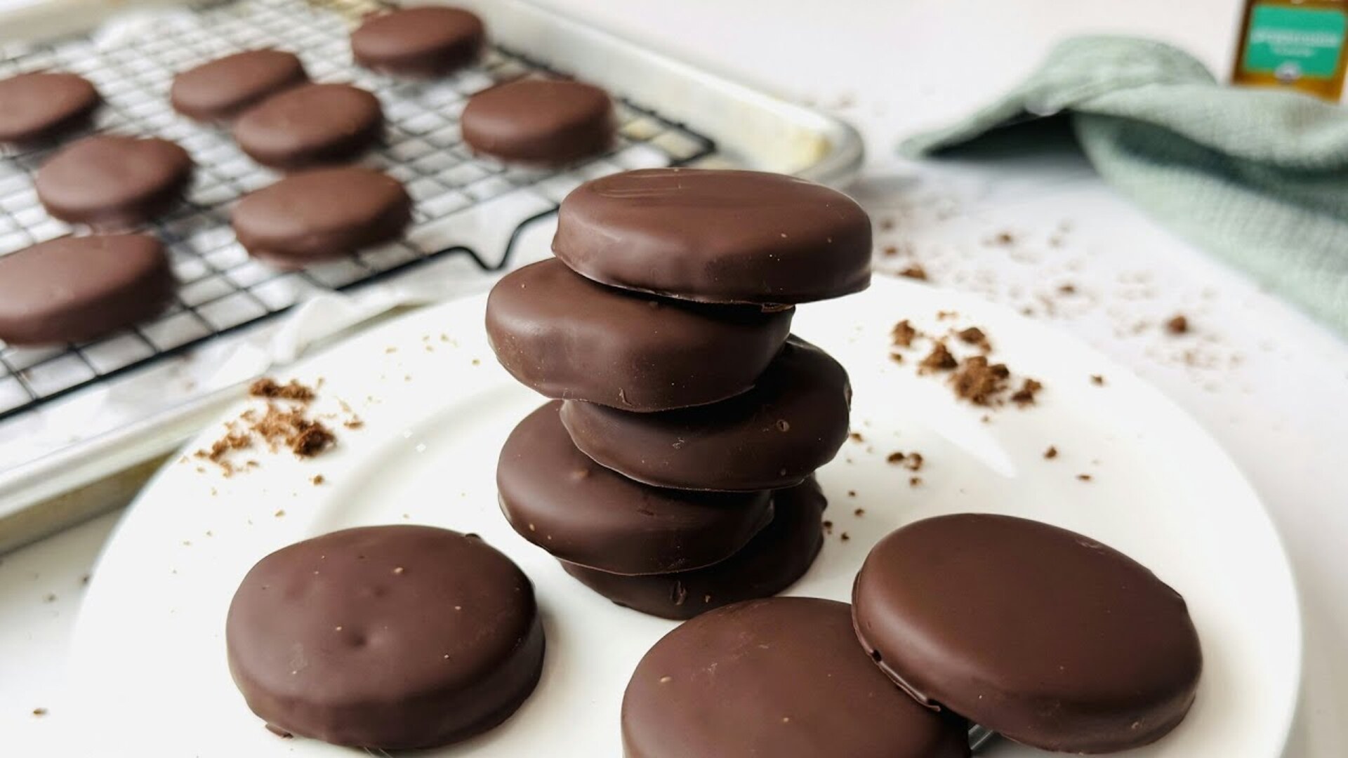 Video thumbnail for Girl Scouts-Inspired Thin Mints Recipe