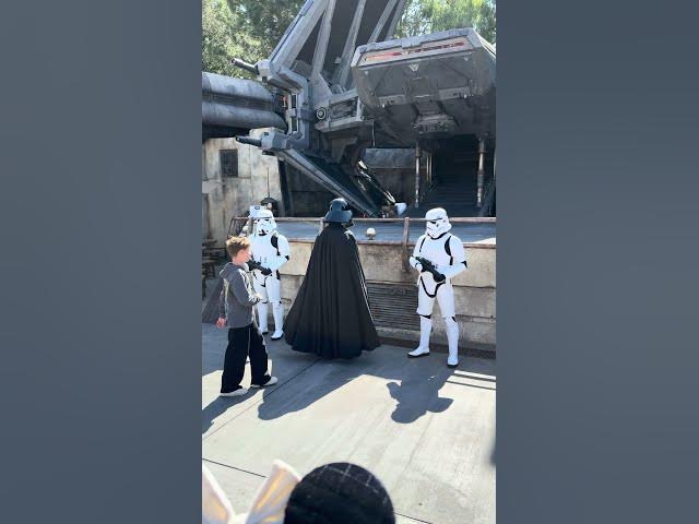 Video thumbnail for Darth Vader in Star Wars: Galaxy’s Edge! 🖤🌌