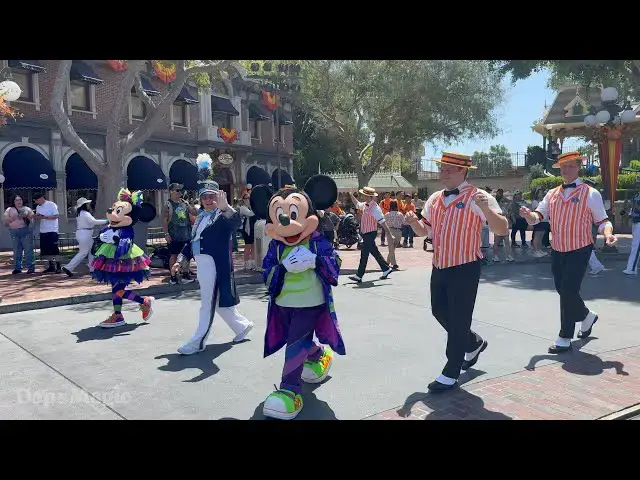 'Video thumbnail for Disneyland Band & Disney Characters in Halloween Time Outfits 4K'