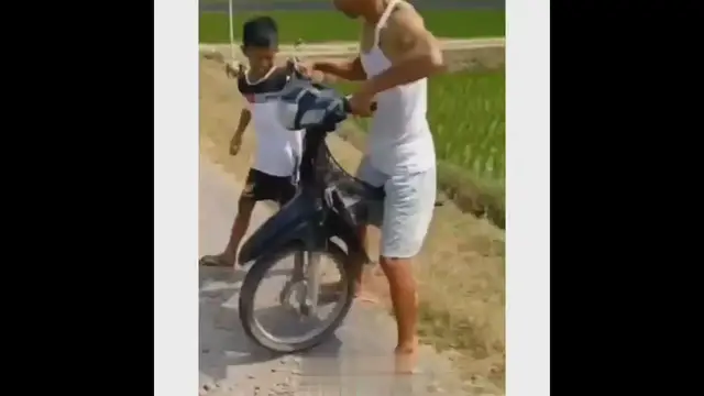 'Video thumbnail for Parah ngakak abis ‼️Hidup Lagi Susah Susahnya Kepala Motor Malah Lepas'